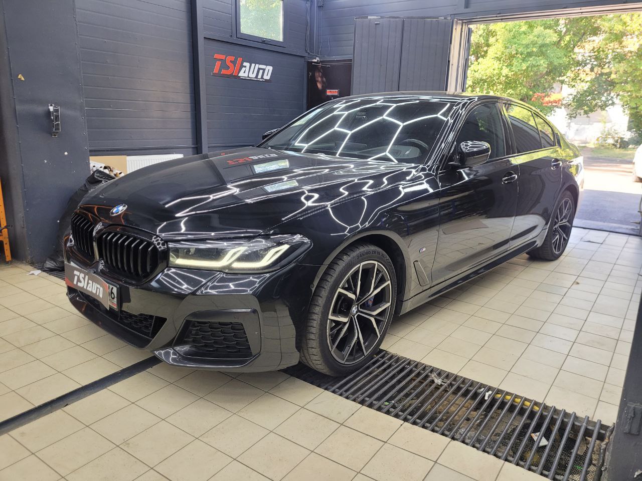 BMW 5 G30 установка усилителя и динамиков Match