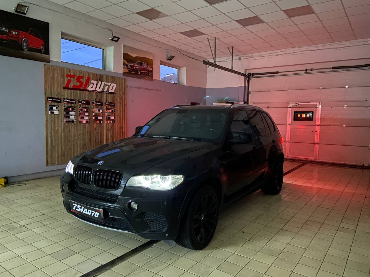 Установка подсветки салона в BMW X5 E70 в Рязани