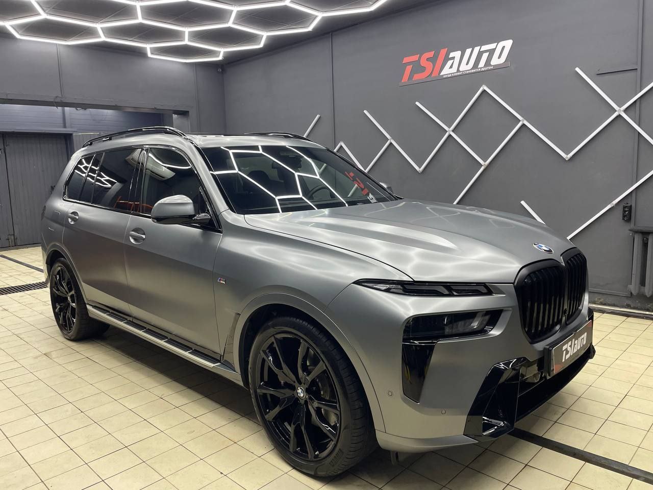 BMW X7 оклейка сатиновой плёнкой в Рязани