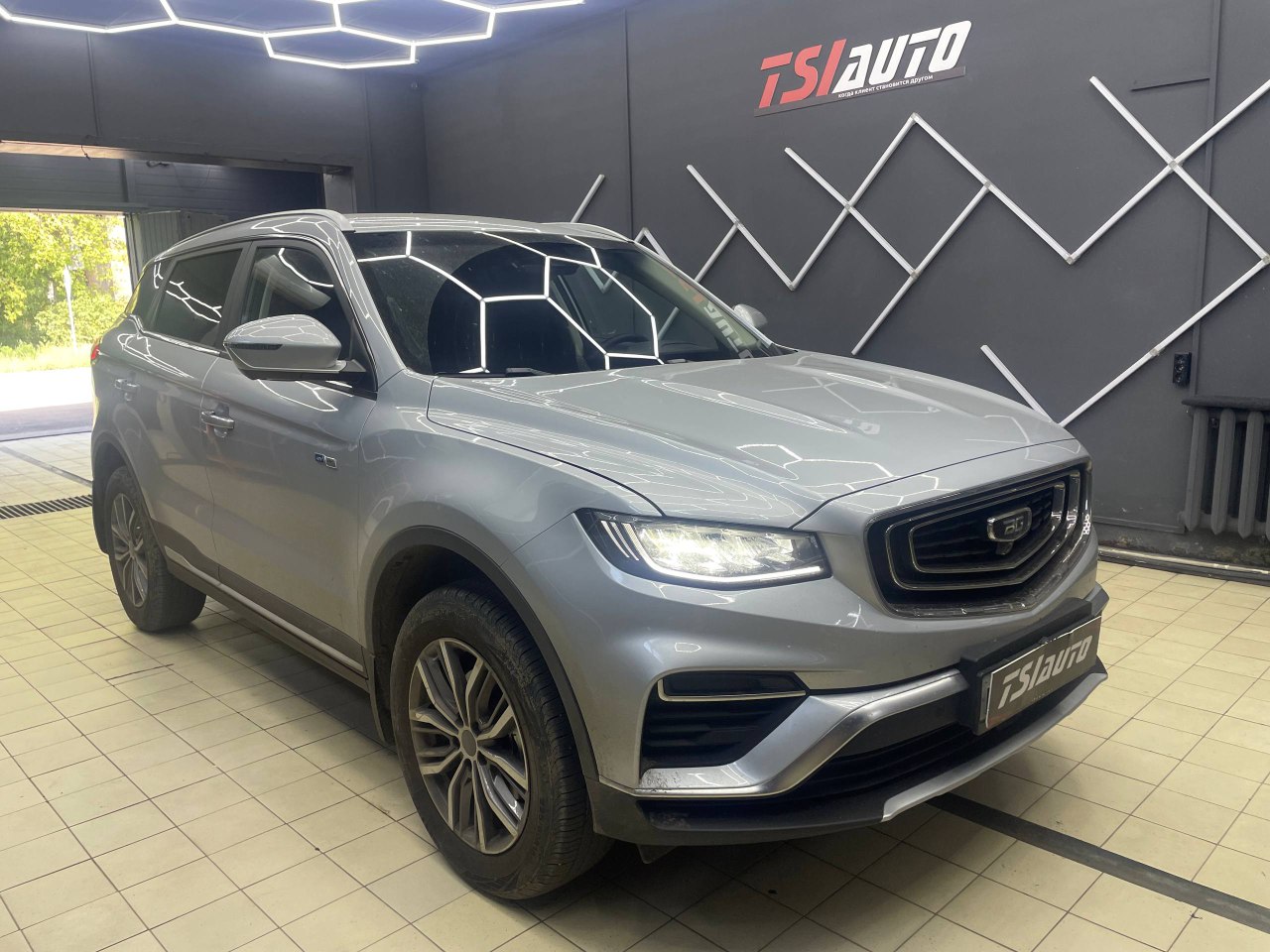 Geely Atlas Pro установка усилителя и динамиков