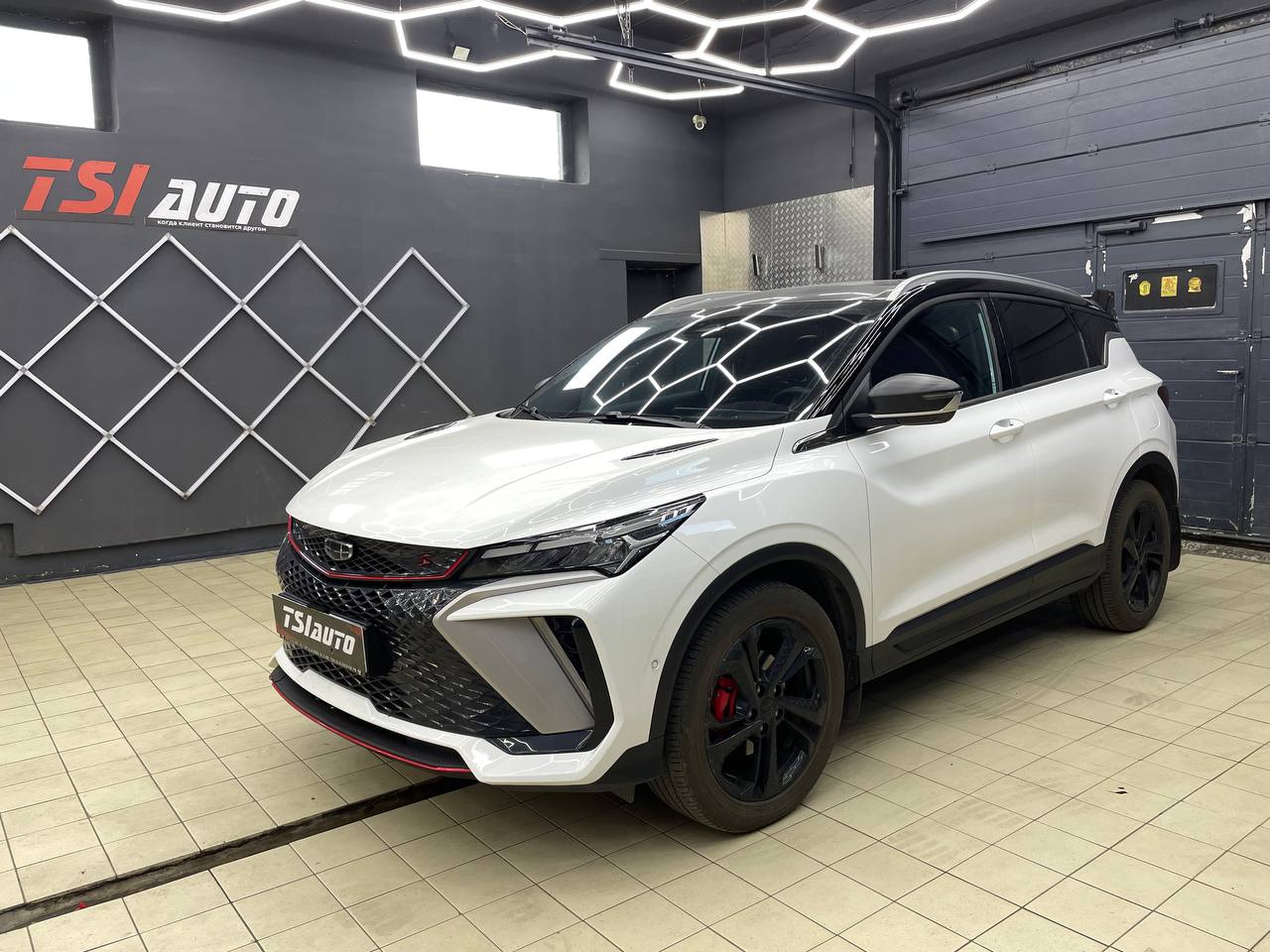 Geely Coolray установка сабвуфера и усилителя в Рязани