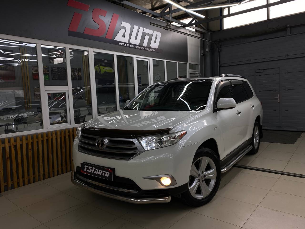 Оклейка Toyota Highlander бронепленкой в Рязани