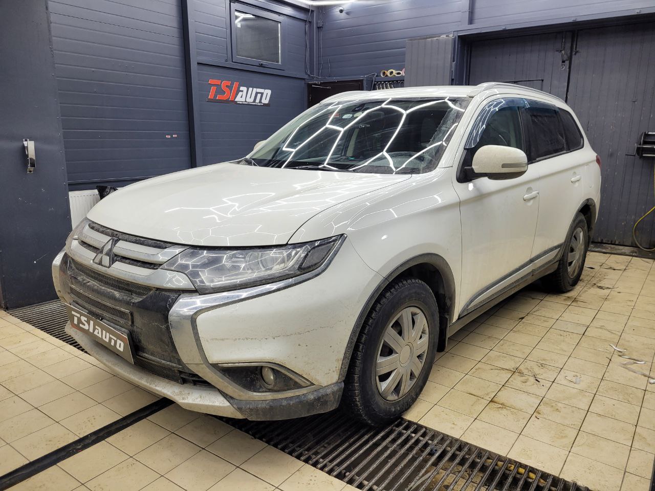 Замена головного устройства и установка камеры Mitsubishi Outlander XL в Рязани