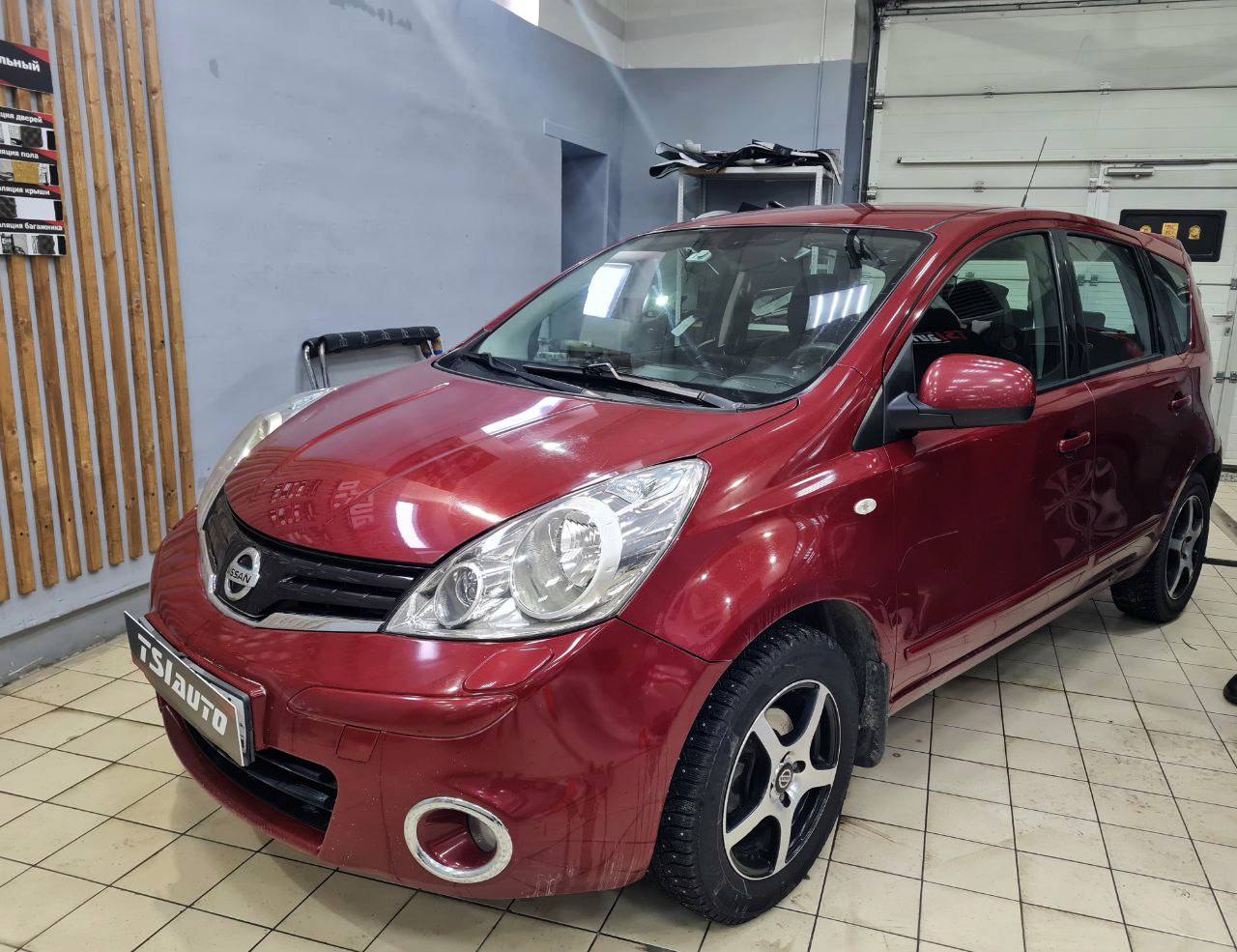 Nissan Note оклейка фар бронепленкой в Рязани