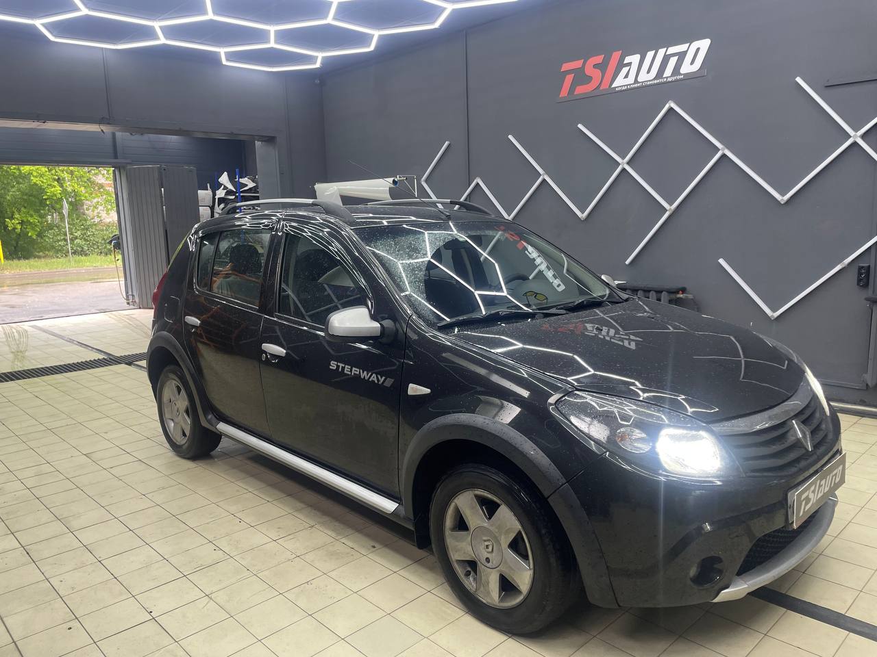 Замена головного устройства Renault Sandero в Рязани