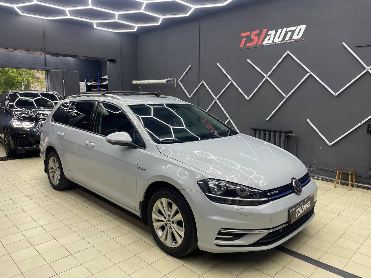 Контурная подсветка салона Volkswagen Golf 7 с управлением фото и цена установки