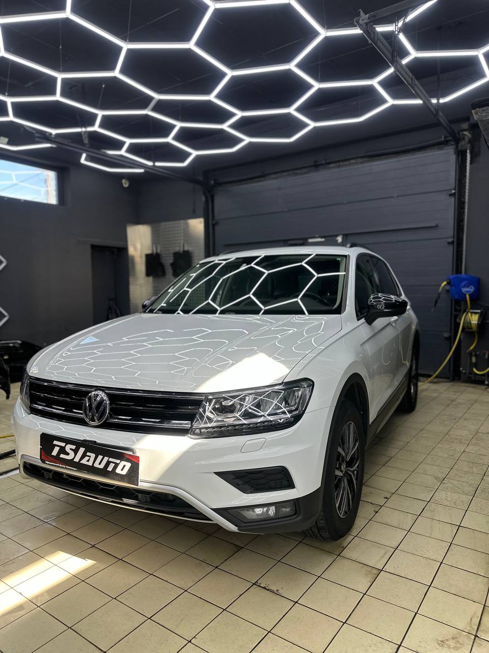 Volkswagen Tiguan полировка и оклейка фар в Рязани