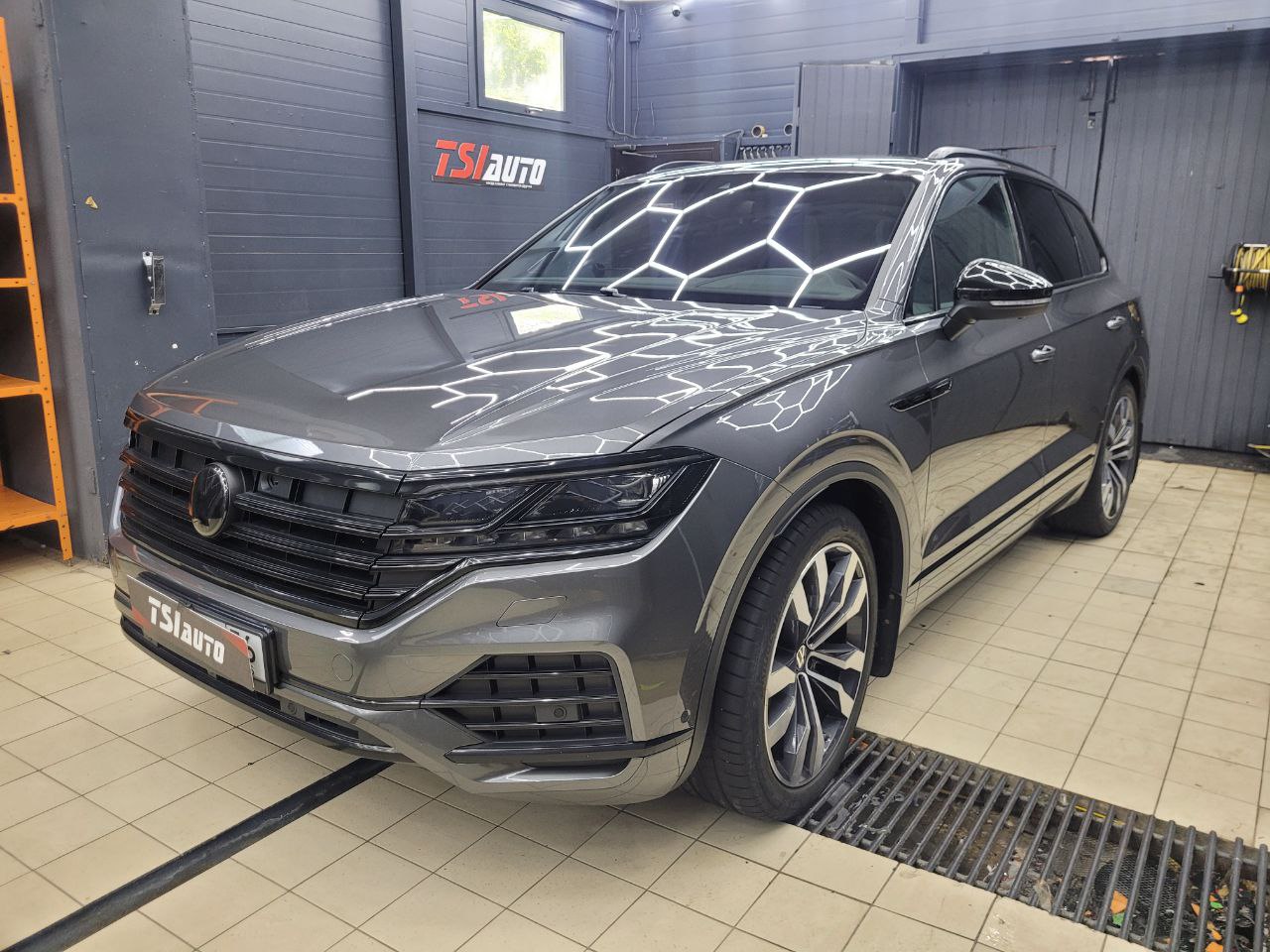 Volkswagen Touareg оклейка лобового стекла в Рязани